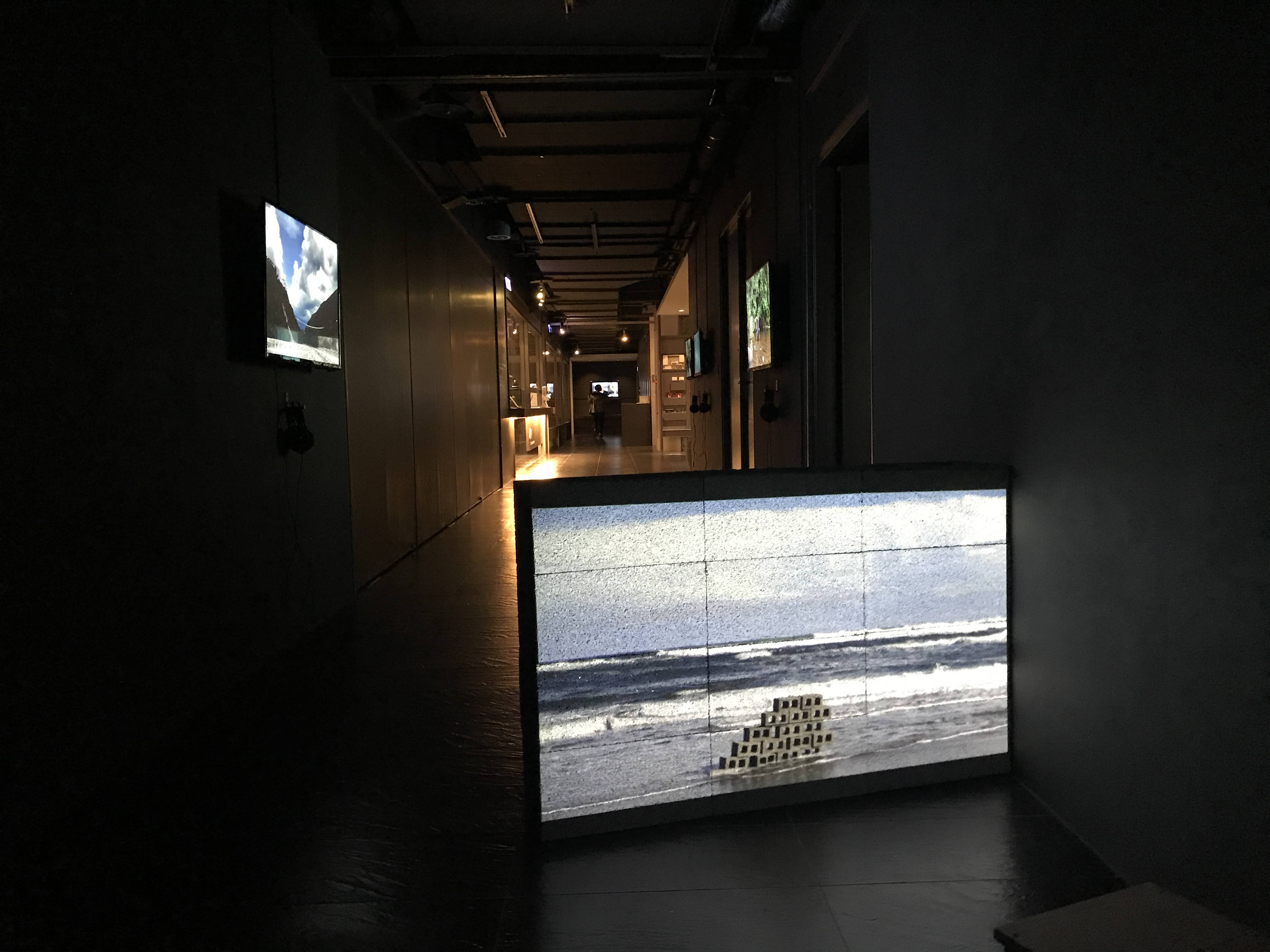 鳳甲美術館「海洋與詮釋者 –詮釋者放映計畫：神秘之島」展場一隅 照片來源：陳譽仁  2021.11.2