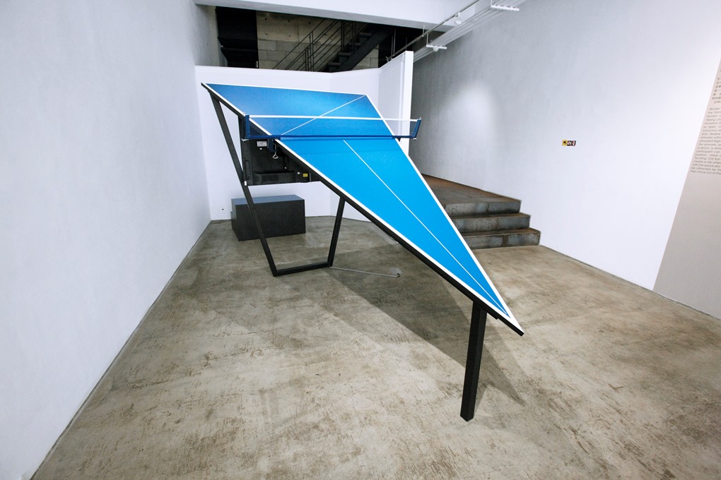 紀紐約 CHI Kai-Yuan / 三角桌I Triangle Table I／2013／錄像空間裝置／274×153×180公分