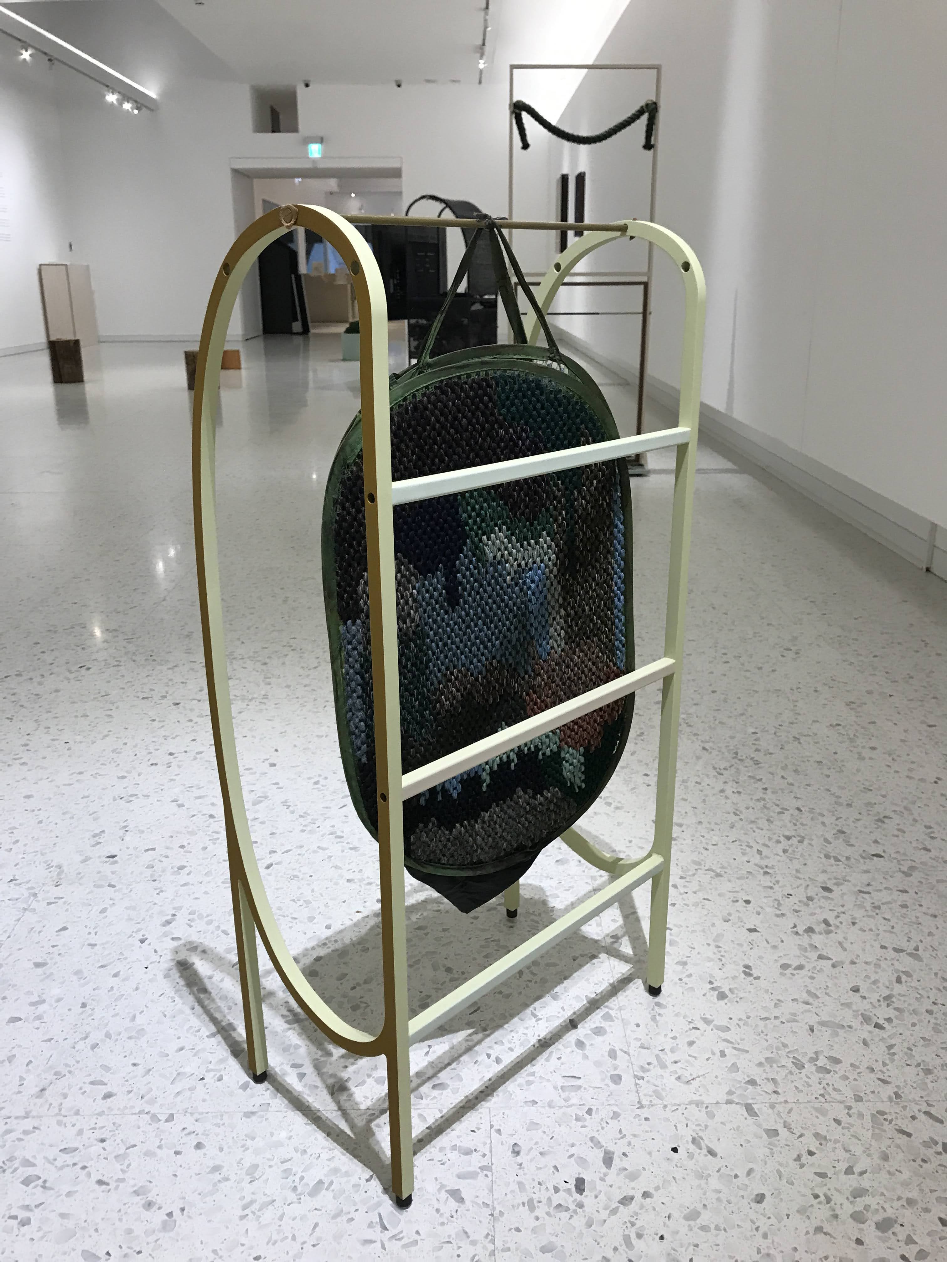 Suki Seokyeong Kang Rove and Round—face #19-02 2016-2019 Painted steel, thread on dyed mesh laundry bag, whels, brass bolt, leather scraps Approx. 89x43.5x27.3 照片來源：陳譽仁  2021.11.22